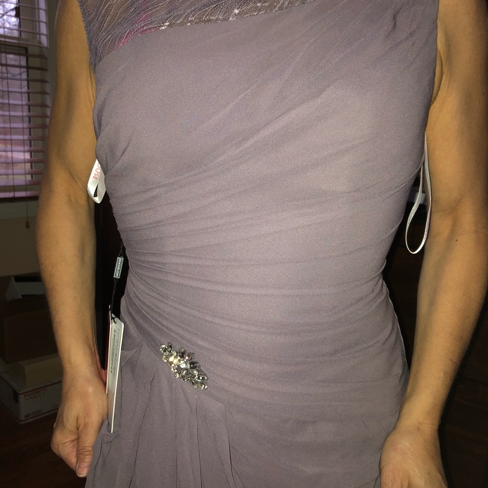 Formal DRESS - Picture 4 of 4